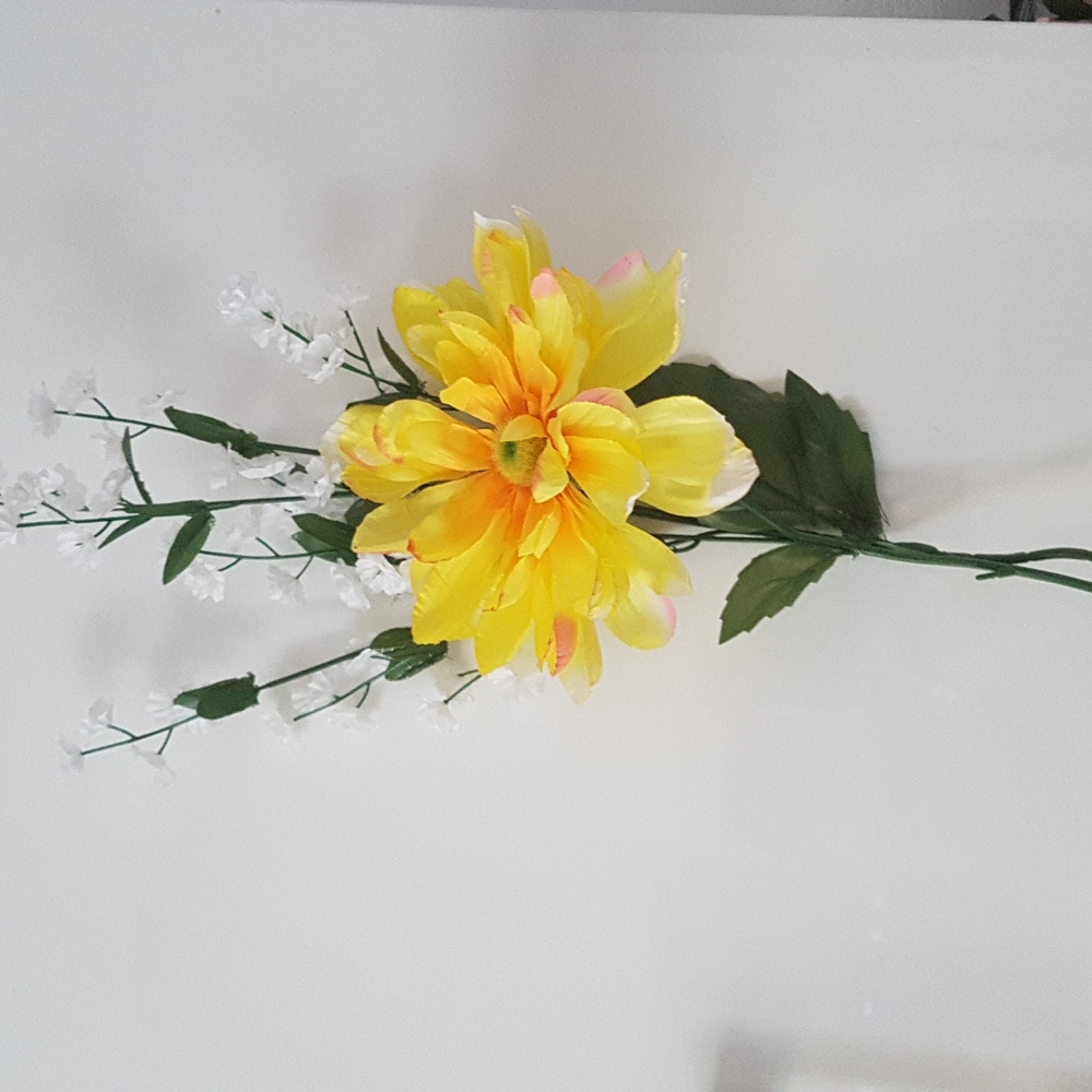 Yellow White Artificial Flowers with Artificiel Leaves